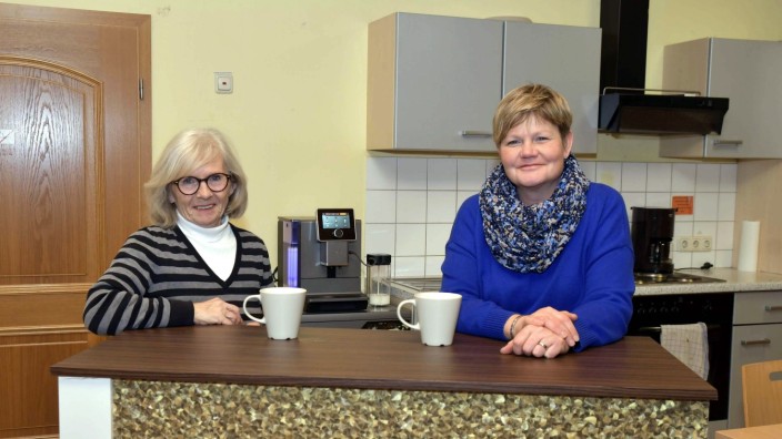 Obdachlosigkeit: Auf einen Kaffee und einen Ratsch lädt das neue Café am Brückerl ein. Erna Weinzierl (links) und Petra Bauernfeind von der Nachbarschaftshilfe Erding haben die wichtigste Anschaffung schon mal getestet: die neue Kaffeemaschine.