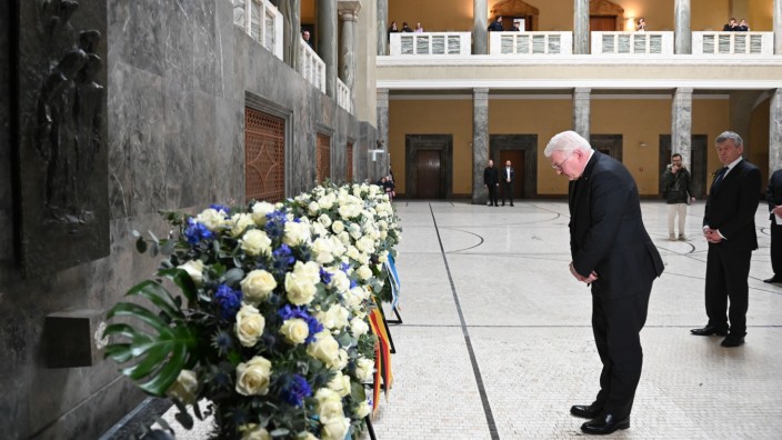 München heute: Bundespräsident Frank-Walter Steinmeier beim Gedenken im Lichthof des LMU-Hauptgebäudes, dort wo die Widerstandskämpfer der Weißen Rose wirkten.