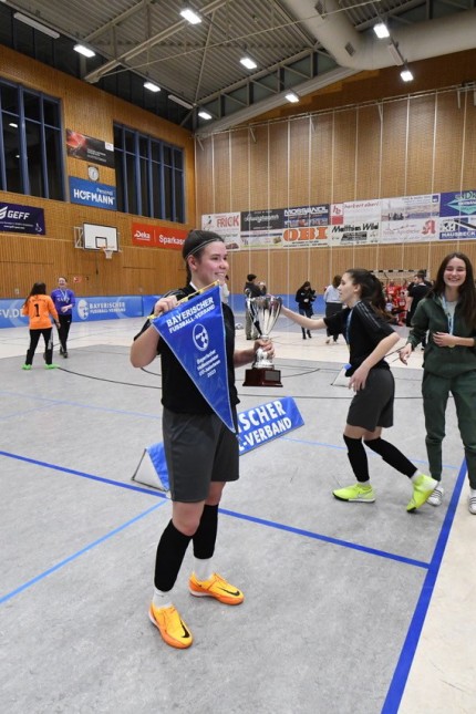 Futsal: Spielführerin Lena Gretel mit dem Meisterwimpel und dem Pokal.