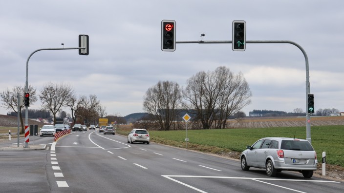 Verkehrskreuzung: Die Staatsstraße 2047 ist an der Indersdorfer Gabel bei Schwabhausen jetzt mit einer Ampel geregelt.