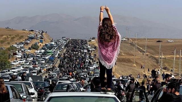 Iran: Die Protestbewegung begann mit dem Tod der iranischen Kurdin Mahsa Amini im Polizeigewahrsam. Das Bild soll den Zug von Menschen zeigen, der am 40. Tag nach ihrem Tod zu ihrem Grab in Irans Kurdenprovinz zeigen.