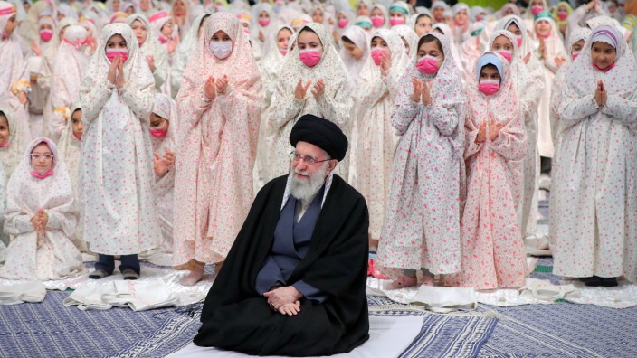 Iran: Sinneswandel oder nur Propaganda? Ayatollah Ali Chamenei, hier bei einer Zeremonie vergangene Woche in Teheran, amnestiert angeblich auch Protestteilnehmer.