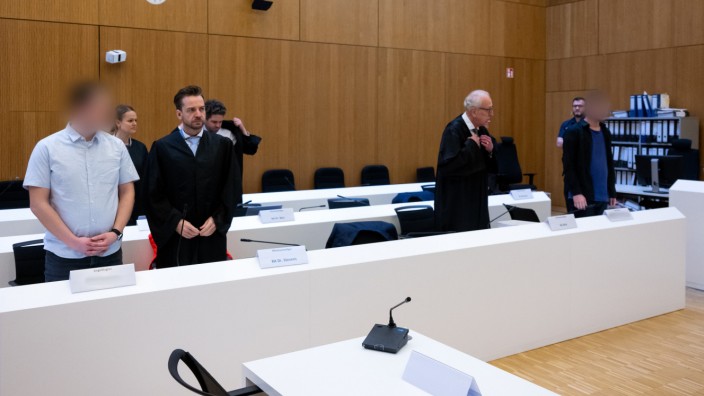 Landgericht München II: Die zwei wegen Mordes angeklagten Männer im Hochsicherheitsgerichtssaal im Landgericht München II.