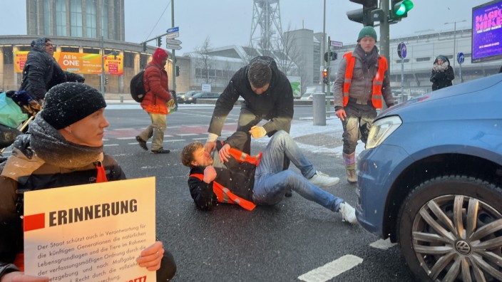 Klimaprotest: An Berliner Autobahnausfahrten haben sich mehrere Aktivisten der Letzten Generation festgeklebt. Es kam zu mehreren Auseinandersetzungen mit Autofahrern.