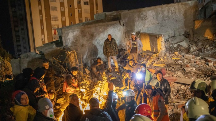 SZ am Morgen: Rettungskräfte suchen im türkischen Adana nach Überlebenden in den Trümmern von Gebäuden.