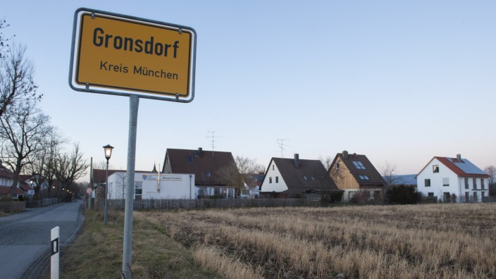 Baumfällung: Im Haarer Ortsteil Gronsdorf muss die Polizei eine Sitzblockade von Naturschützern auflösen.