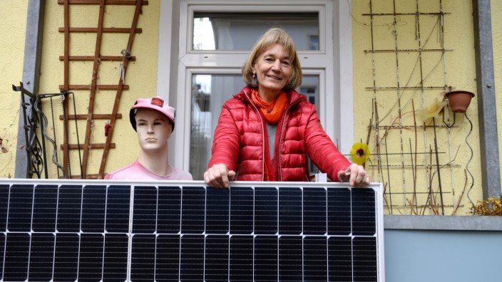 Solaranlagen auf dem Balkon: Hildegard Weinberger-Battis hat sich auf den Balkon ihrer Mietwohnung in Neuhausen eine Solaranlage bauen lassen.