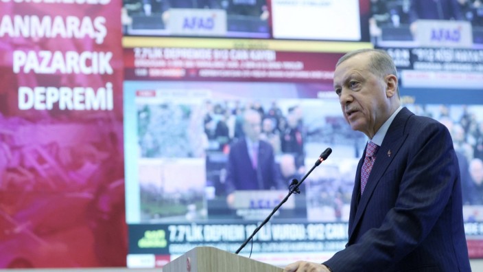 Erdbeben in der Türkei: Präsident Recep Tayyip Erdoğan hat nach dem Erdbeben sofort umgeschaltet, vom Wahlkämpfer zum Krisenmanager.
