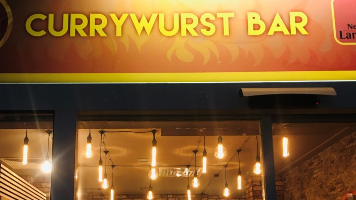 Nürnberg: Ein Currywurstanbieter am Nürnberger Hauptmarkt.