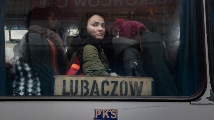 Kriegsfolgen in der Ukraine: Flucht ins Nachbarland: Von der polnischen Grenze aus bringen Busse geflohene Ukrainer in Polens große Städte.