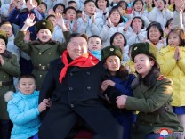 Kim Jong-un mit Mitgliedern der Koreanischen Kinder-Union. Das Land finanziert seine Rüstung offenbar auch durch Cyberkriminalität.