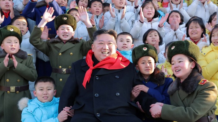 Kim Jong-un mit Mitgliedern der Koreanischen Kinder-Union. Das Land finanziert seine Rüstung offenbar auch durch Cyberkriminalität.