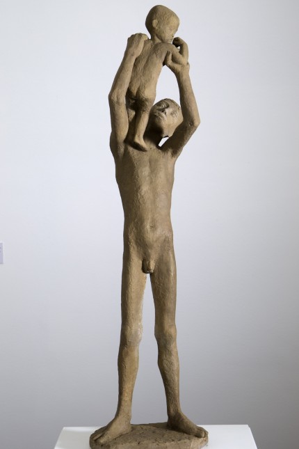 Kunst: Emy Roeders Kunst wurde von den Nationalsozialisten diffamiert. Hier ihre Arbeit "Nackter Knabe, ein Kind emporhebend" aus dem Jahr 1928.