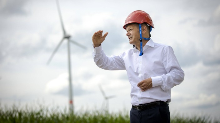 Energiewende: Olaf Scholz, damals noch Kanzlerkandidat der SPD, besucht einen Windpark in Luckau.