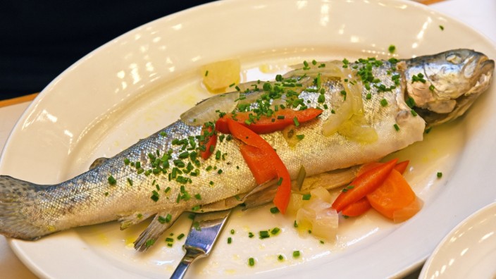 Eichenau: Fischgerichte bereitet in der Eichenauer Friesenhalle die Wirtefamilie Ledic zu.