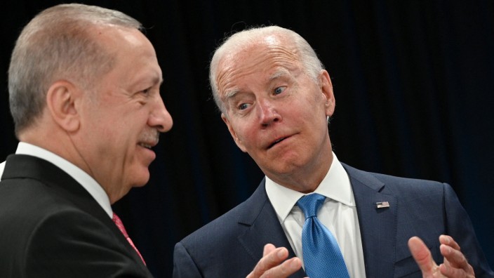 Nato-Erweiterung: Sie kennen sich schon sehr lange: der türkische Präsident Recep Tayyip Erdoğan und sein US-Kollege Joe Biden beim Nato-Treffen im vergangenen Jahr.