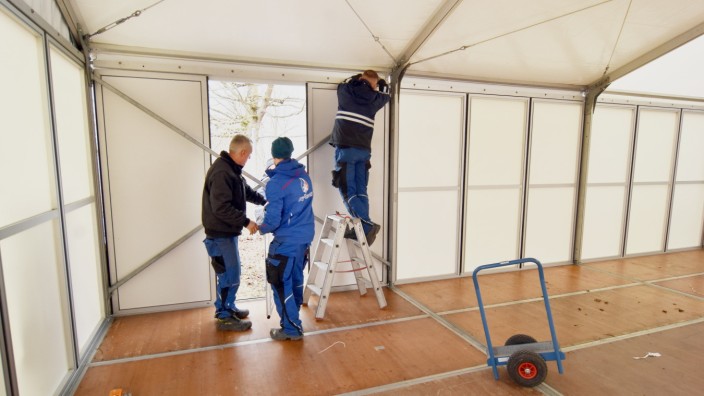 Flucht und Vertreibung: Das Zelt in Maisach steht, noch aber sind keine Geflüchteten dort untergebracht.