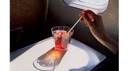 Fotokunst als Kulturkritik: Wenn selbst die Cola im Flugzeug leuchtet wie ein irgendwie illegaler Edelstein: William Eggleston fotografierte das Bordgetränk ca. 1971-1974.