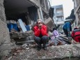 Erdbeben in der Türkei: Eine Frau in Trümmern in der Provinz Hatay