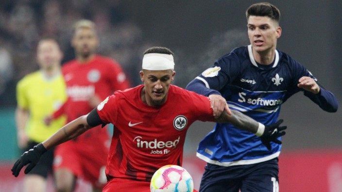 Eintracht im Viertelfinale: Gezeichnet von einem harten Spiel: Frankfurts Tuta (links) krachte in einem Luftduell mit Darmstadts Jannik Müller zusammen - und spielte danach mit einem Kopfverband weiter.