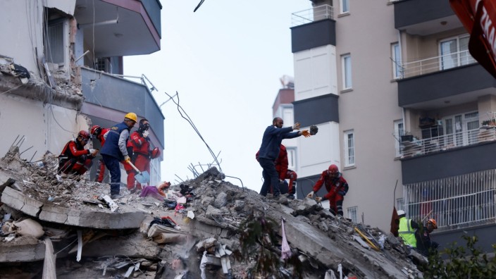 Erdbeben: Rettungskräfte am Dienstag auf den Trümmern eines eingestürzten Gebäudes im türkischen Adana.