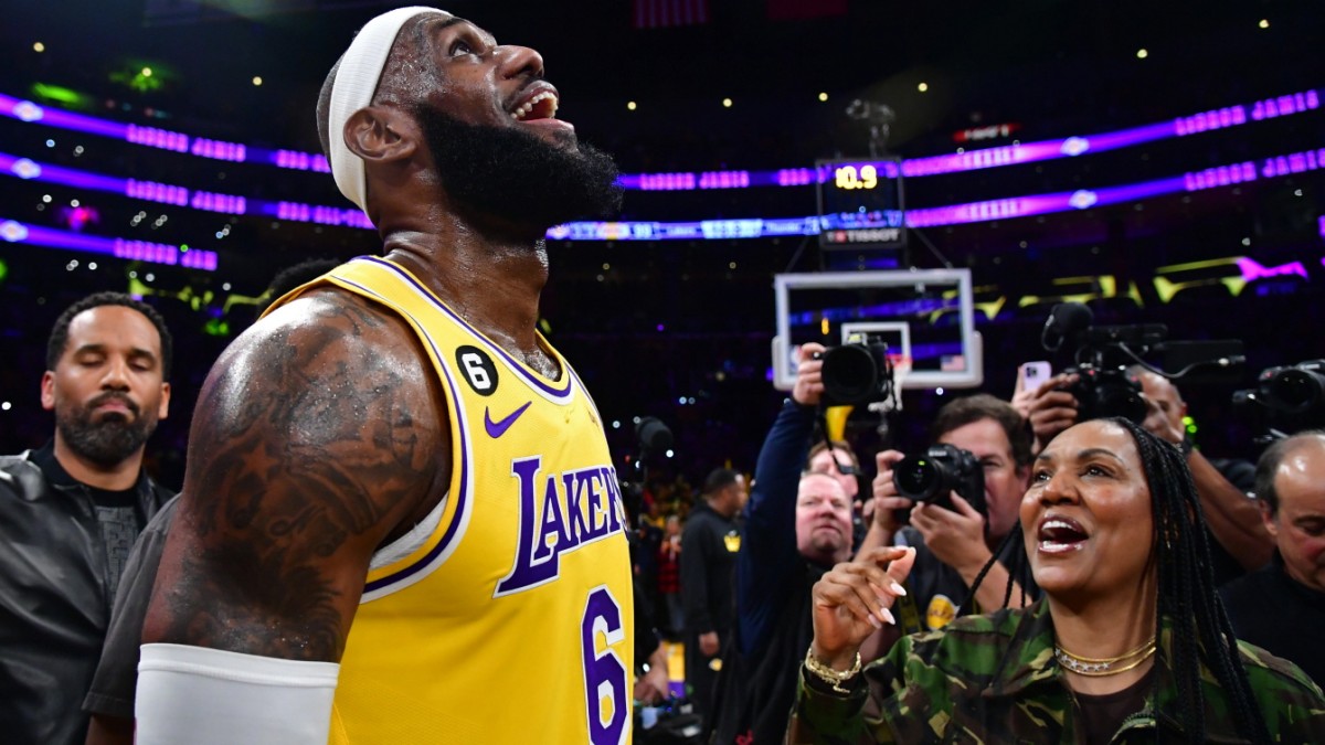 Basketball: LeBron James breaks points record in NBA sports