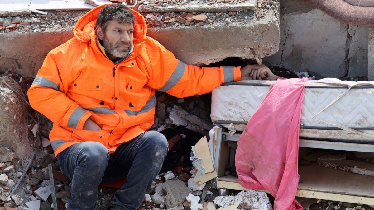 Türkei: Foto eines Vaters mit seiner Tochter aus dem Erdbebengebiet - Süddeutsche Zeitung 