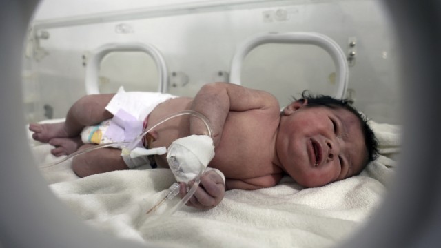 Erdbeben: Das neugeborene Mädchen im Kinderkrankenhaus von Afrin.