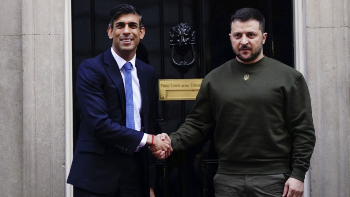 Überraschender Besuch: Der britische Premierminister Rishi Sunak (li.) empfängt den ukrainischen Präsidenten Wolodimir Selenskij in 10 Downing Street in London.
