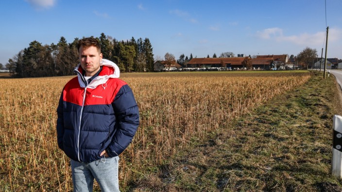 Schwabhausen: Christoph Forstner von der Bürgerinitiative "Stetten retten" hält nichts von den Plänen, auf dem Acker hinter ihm ein Gewerbegebiet auszuweisen.