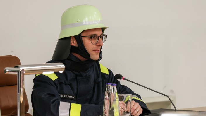 Dachau: Oberbürgermeister Florian Hartmann (SPD) hält eine Stadtratssitzung in Feuerwehr-Schutzausrüstung.