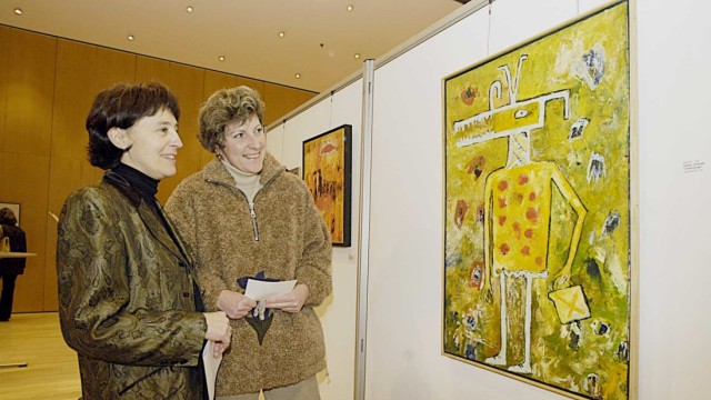 Wechsel an der Spitze: Medea Schmitt im Gespräch mit der SPD-Stadträtin Tinka Rausch bei einer Ausstellung im Jahr 2004.