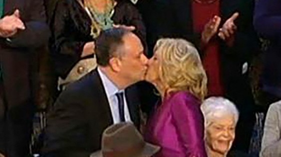 Leute: Kuss auf den Mund? Oder nur eine optische Täuschung? Jill Biden und Doug Emhoff werfen Fragen auf.