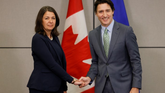 Stilkritik Händedruck: Es gibt kein Entkommen: Kanadas Premierminister Justin Trudeau hält die Hand von Danielle Smith, Premierministerin der Provinz Alberta, fest.