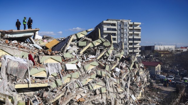 Erdbeben in der Türkei: Offenbar waren viele Häuser - hier in Kahramanmaraş - nicht gebaut, wie es in seismischen Gebieten sein sollte. Die Opposition lastet das Erdoğan an.