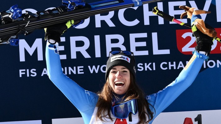 Alpine Ski-WM: Könnte sein, dass das Licht künftig häufiger auf sie fällt: Marta Bassino feiert ihren Sieg bei der Ski-WM.