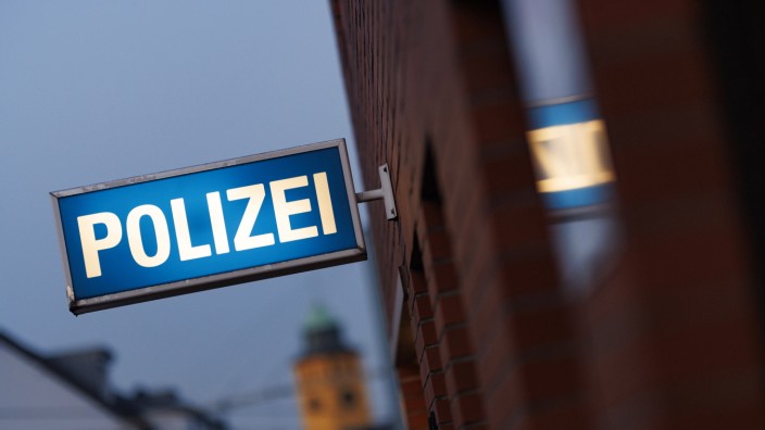 Nürnberg: Die Polizei in Nürnberg ermittelt gegen einen Autofahrer, der betrunken von einem Unfallort geflüchtet war.