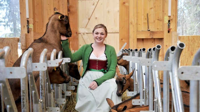 Porträt: Kreisbäuerin Beatrice Scheitz bei den Ziegen des Familienbetriebs im Stall: Arbeiten muss die 25-Jährige dort aber nicht.