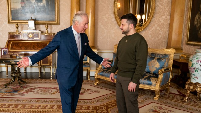 Krieg in der Ukraine: König Charles III. (l) empfängt den ukrainischen Präsidenten Wolodimir Selenskij im Buckingham Palace.