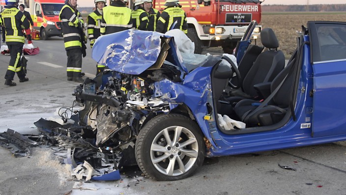 Sauerlach: Nur noch Schrott: eines der beiden Autos nach dem schweren Unfall bei Sauerlach.
