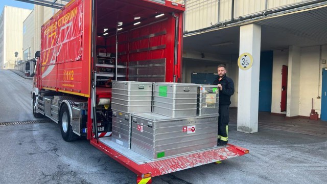 Erdbebenkatastrophe: Transportboxen für den Flug in die Türkei hatte die Ottobrunner Feuerwehr bereits verladen - dann erfolgte die Absage.