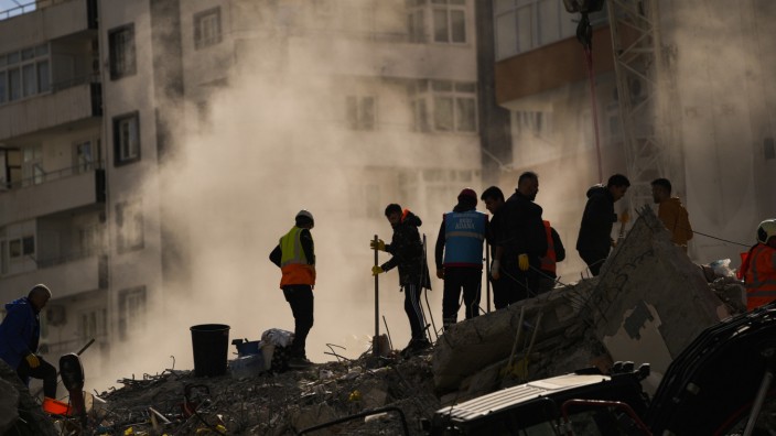 Erdbebenkatastrophe: In Trümmern: die türkische Stadt Adana, die schwer von dem Erdbeben verwüstet wurde. Hier wollten Rettungskräfte aus dem Landkreis München helfen.