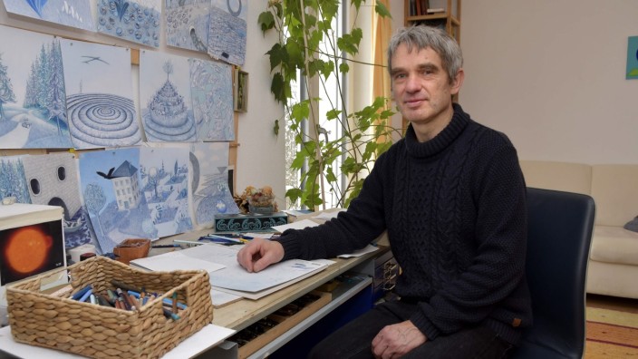 SZ-Kulturpreis Tassilo: Albin Zauner an seinem Zeichentisch in seinem Haus in Dorfen.