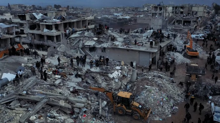Türkei und Syrien: Eingestürzte Häuser in der syrischen Stadt Aleppo.