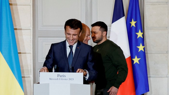 SZ am Morgen: Frankreichs Präsident Emmanuel Macron, Bundeskanzler Olaf Scholz und der ukrainische Präsident Wolodimir Selenskij am Mittwoch im Élysée-Palast in Paris.