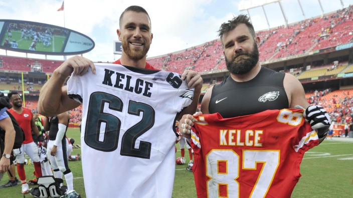 Super Bowl: Die Kelce-Brüder mit dem Trikot des jeweils anderen: Travis (li.) will mit den Kansas City Chiefs den Super Bowl gewinnen, Jason mit den Philadelphia Eagles.