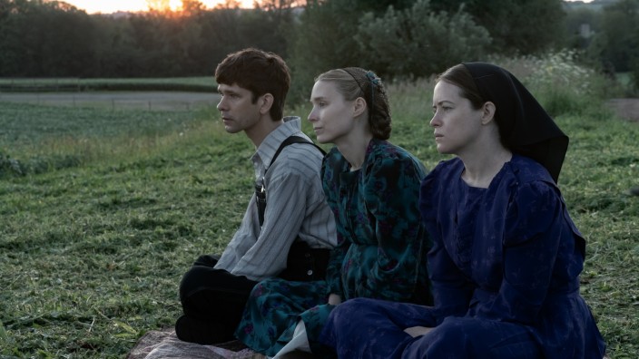 "Die Aussprache" im Kino: 48 Stunden geben die Männer den Frauen, um ihnen zu vergeben: Ben Whishaw, Rooney Mara und Claire Foy (von links) in einer Szene von "Die Aussprache".