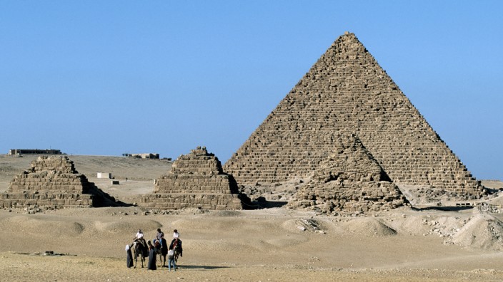 Dem Geheimnis auf der Spur: In der Menkaure-Pyramide, der kleinsten der drei Pyramiden von Gizeh, stießen Archäologen 1837 auf eine Kammer mit dem Basalt-Sarkophag.