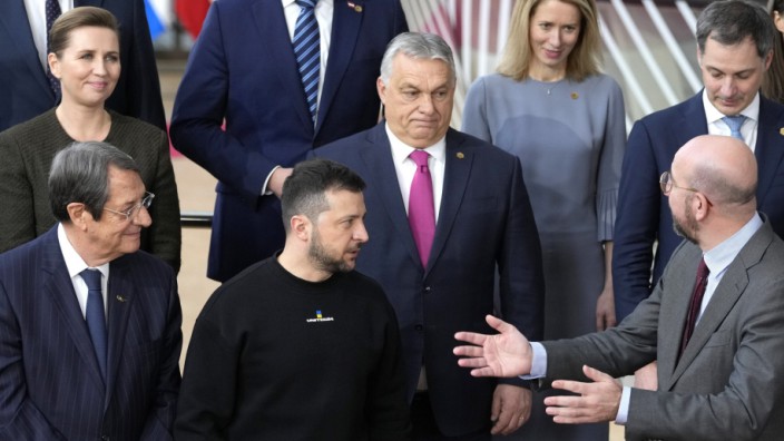 Rat der EU: Konfliktbegegnung in Brüssel (von rechts): Charles Michel, Präsident des Europäischen Rates, der ungarische Premier Viktor Orbán und Wolodimir Selenskij, Präsident der Ukraine.