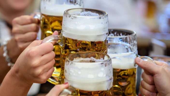 Oktoberfest 2023: Darf für die meisten Besucher bei einem Wiesn-Besuch nicht fehlen: eine Mass Bier.